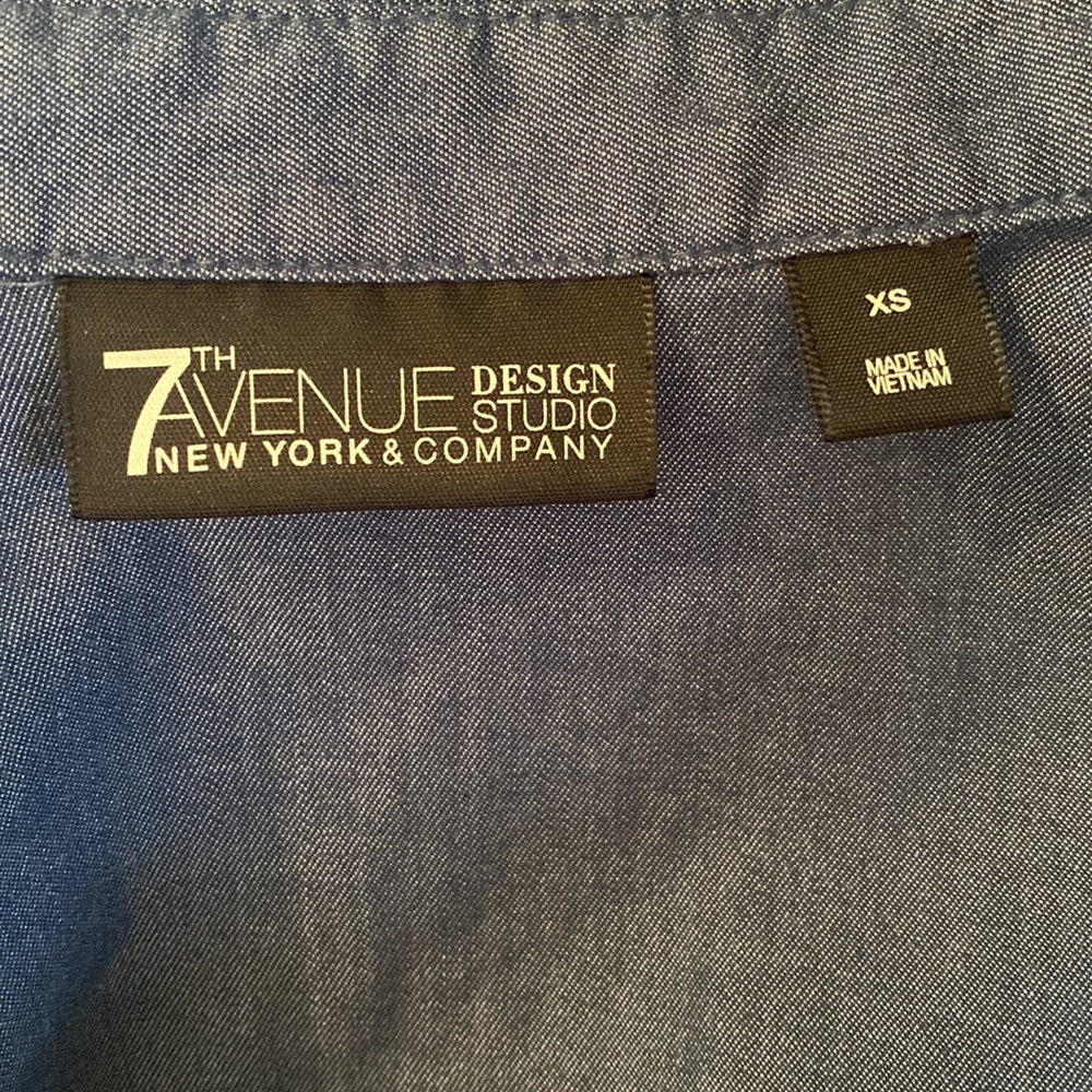 New York & Co. Blue Fitted Stretch Chambray Shirt 3/4 Length Sleeve (Size XS) - Picture 8 of 9